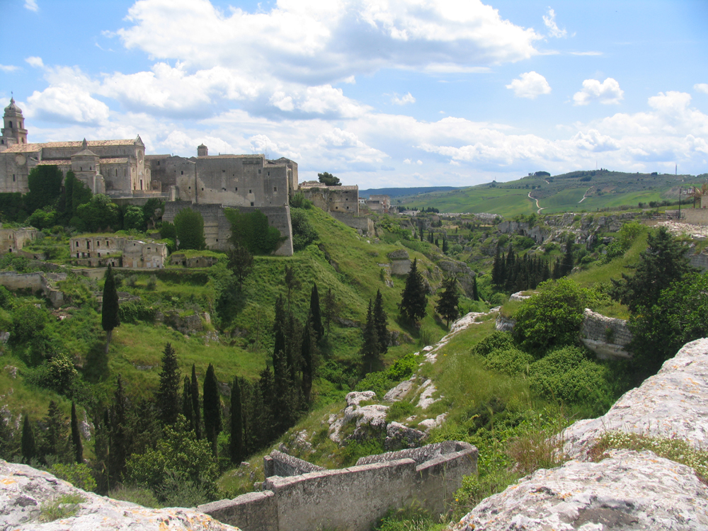 Gravina_in_Puglia_-_Vista_de_la_Cattedrale_e_torrente_la_'Gravina'1